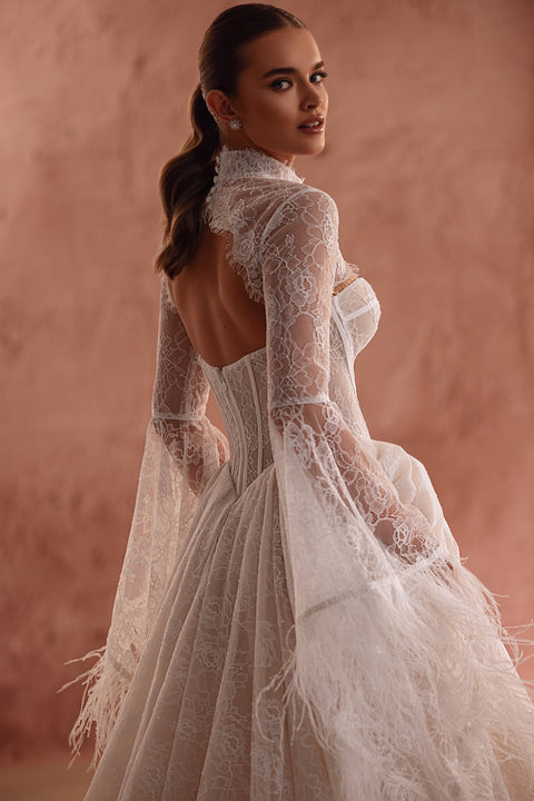Bolerko ślubne Michelle z koronką i długimi rękawami w stylu haute couture dodaje wyjątkowego charakteru stylizacji ślubnej.