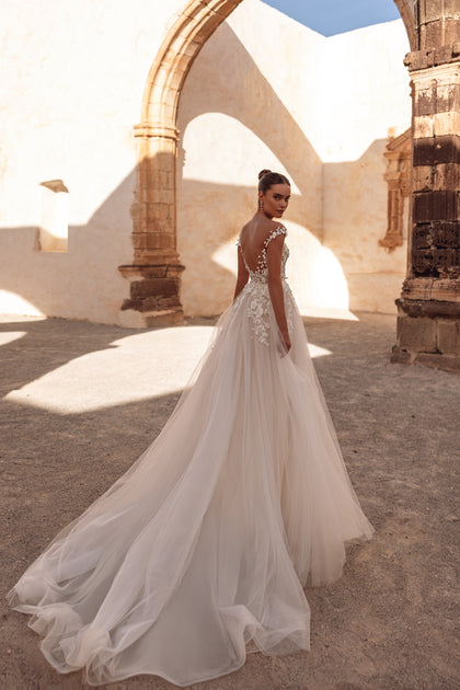 Zbliżenie na gorset sukni ślubnej Andrea z trójwymiarową koronką i przezroczystym tiulem ukazuje kunszt detalu i luksusowe wykończenie.