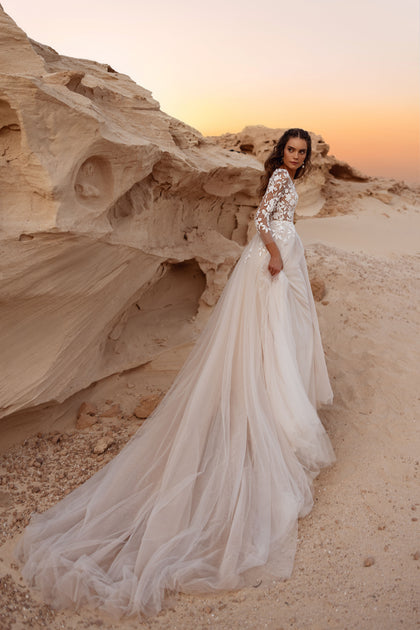 Gorset sukni ślubnej Armori z głębokim dekoltem i koronkowymi aplikacjami 3D tworzy efekt nowoczesnego romantyzmu.