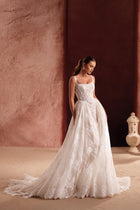 Suknia ślubna Becco z koronkowym gorsetem i wiązaniem na plecach zachwyca klasyczną elegancją i subtelnym romantyzmem.