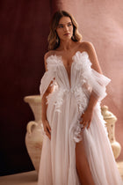 Suknia ślubna Bella o kroju princess z gorsetem i opadającymi rękawami zachwyca eteryczną lekkością i kwiatowymi aplikacjami z tiulu.