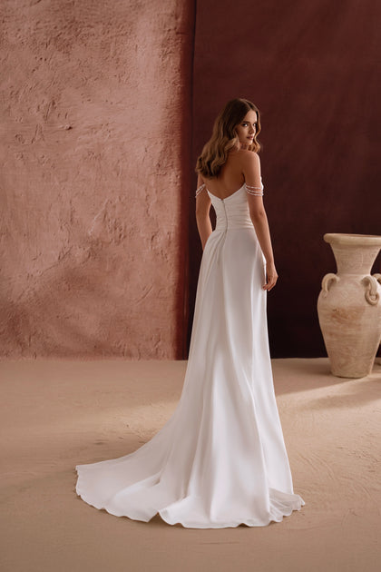 Tył sukni ślubnej Eleonore z eleganckim trenem i dopasowaną talią tworzy harmonijne połączenie klasy i minimalizmu.