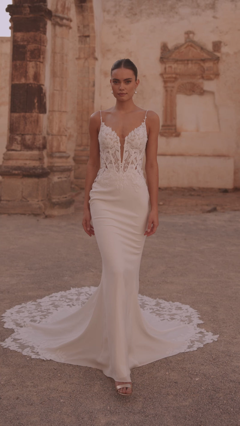 Suknia ślubna Munira od DAMA Couture na filmie.