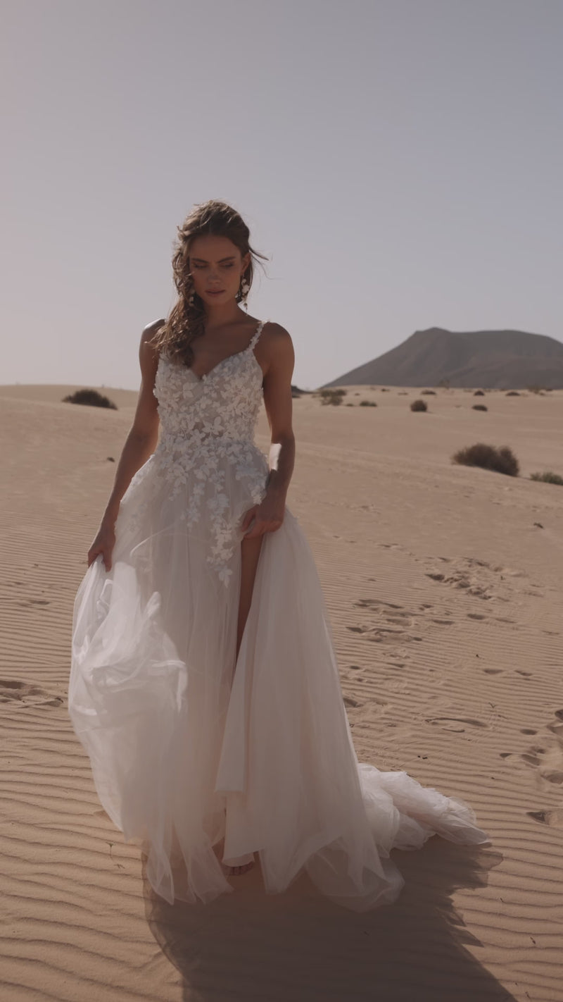 Video of the Aviva wedding dress by DAMA Couture.