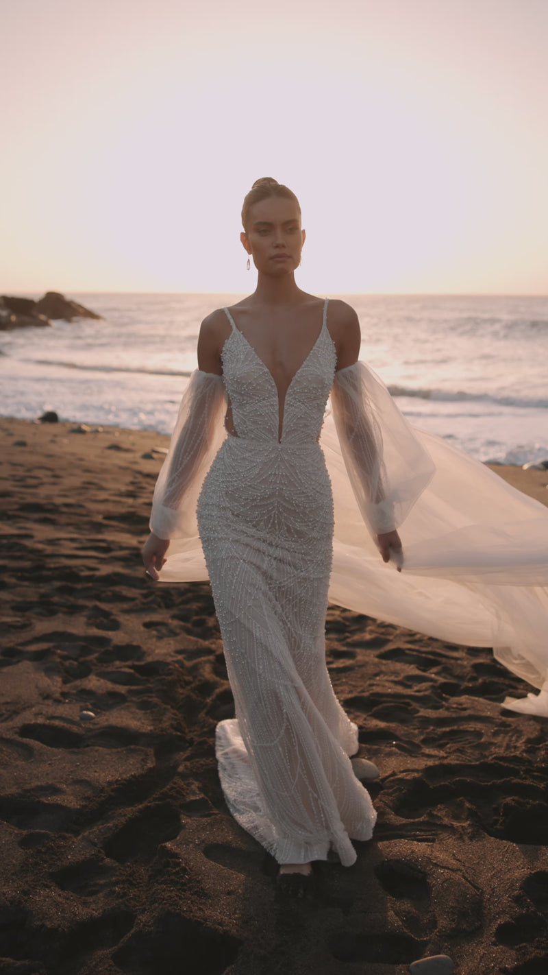 Suknia ślubna Rebecca od DAMA Couture na filmie.