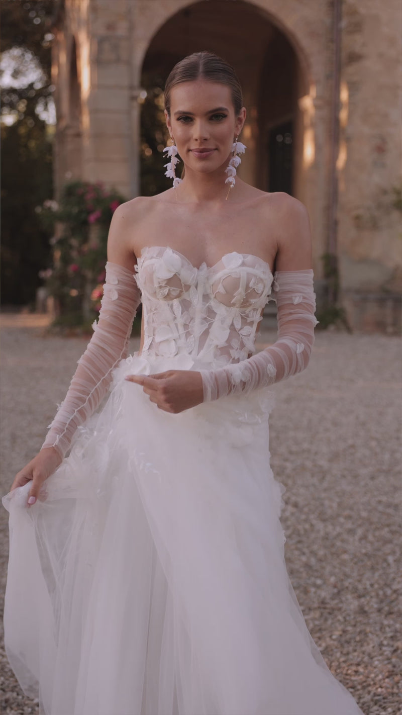 Zwiewna, romantyczna suknia ślubna Ilimaris z rękawami od DAMA Couture — film z kampanii.