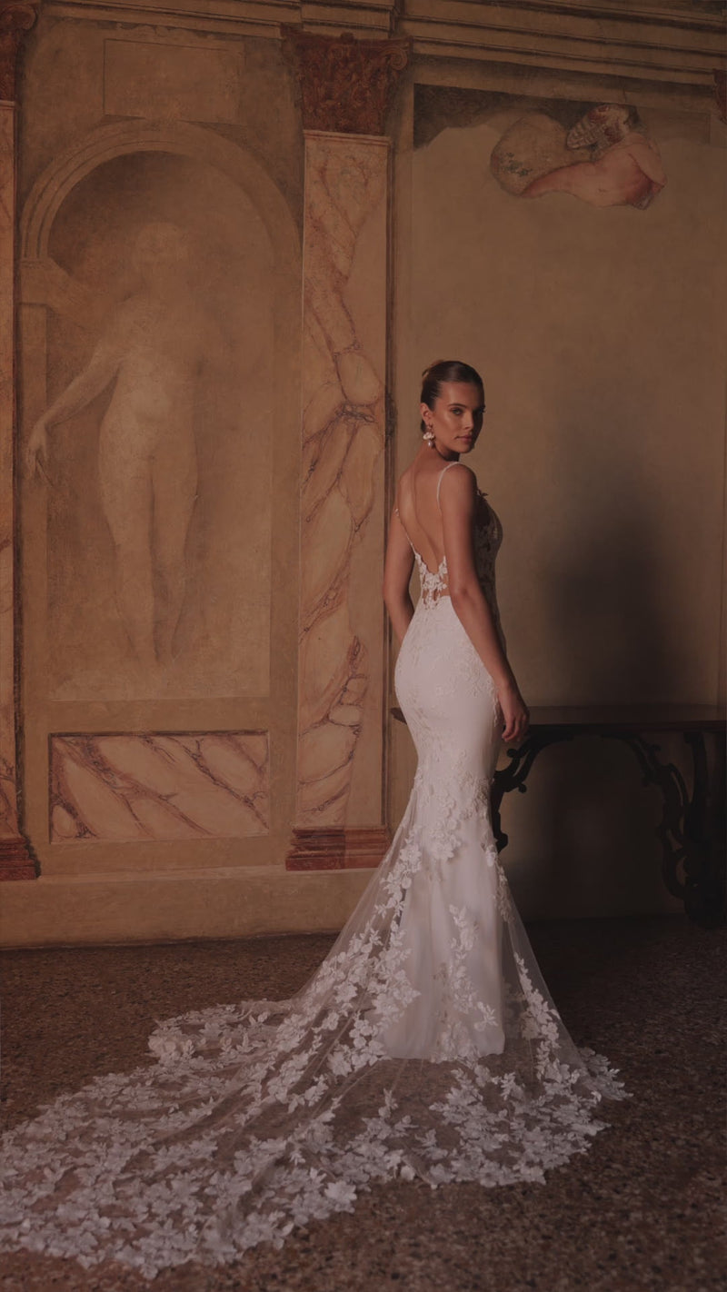 Suknia ślubna Apolonia o kroju syreny, z gładką spódnicą i trenem, od DAMA Couture — film z kampanii.