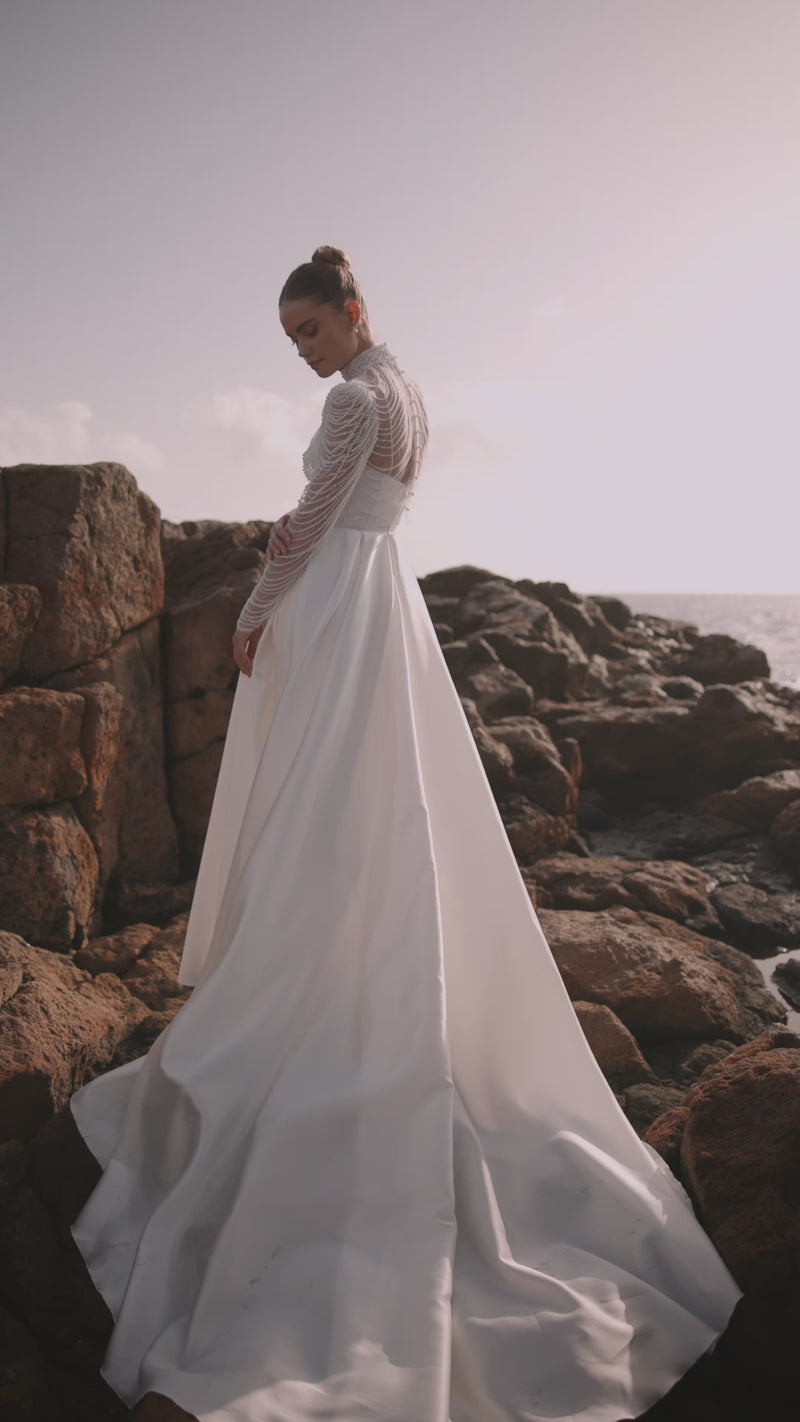 Video of the Alya wedding dress by DAMA Couture.