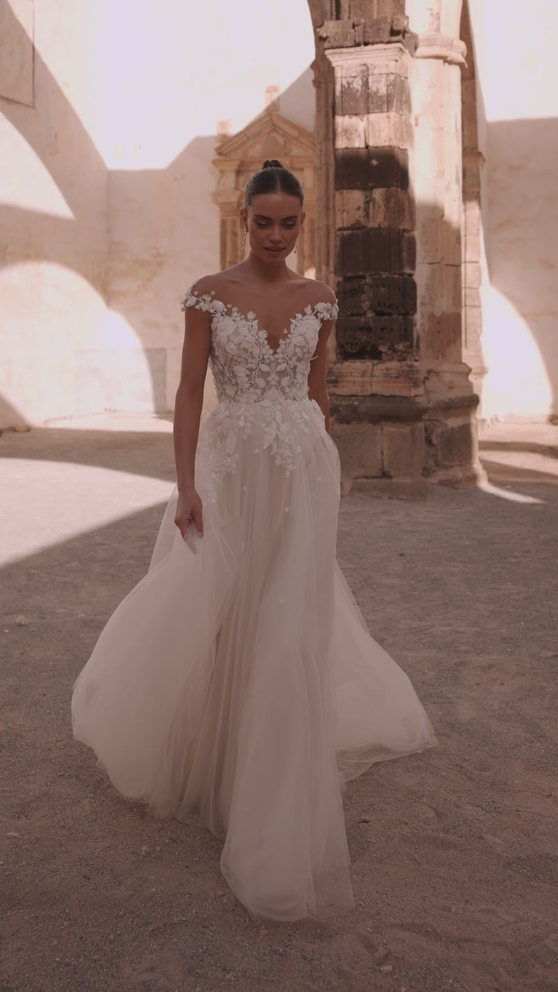 Suknia ślubna Andrea od DAMA Couture na filmie.
