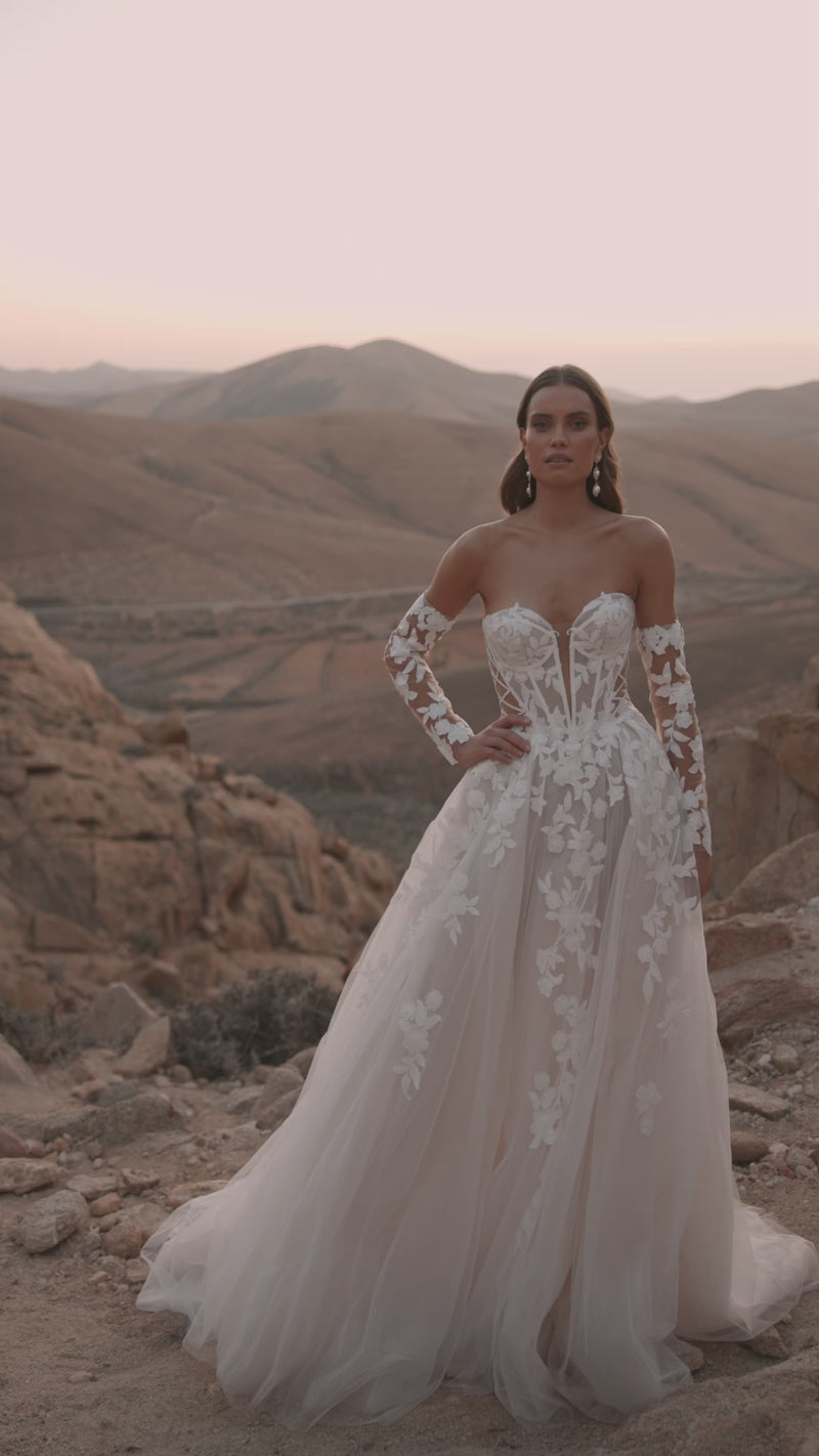 Suknia ślubna Nabila od DAMA Couture na filmie.