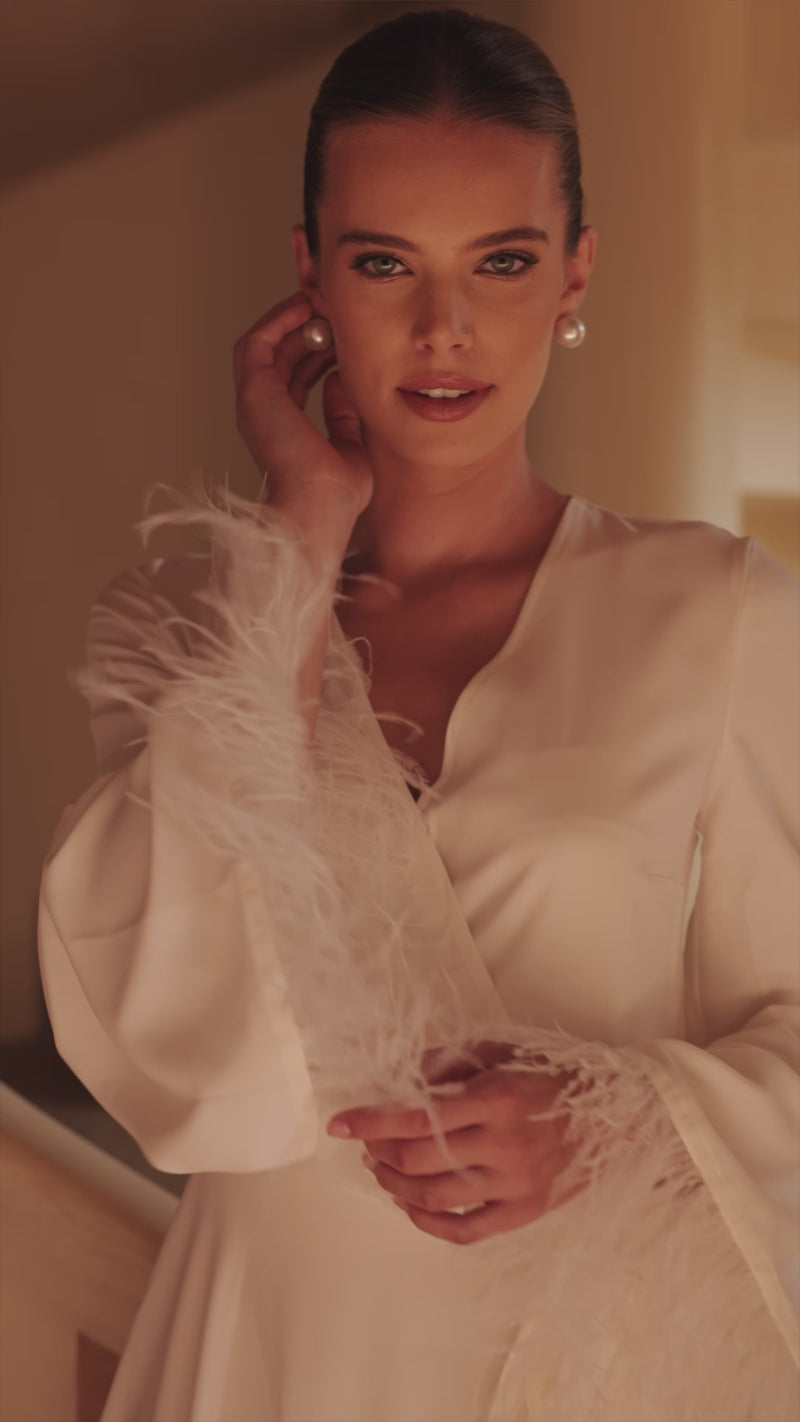 Szlafrok ślubny DAMA Couture na filmie.