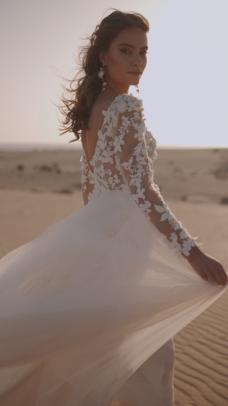 Video of the Farida wedding dress by DAMA Couture.