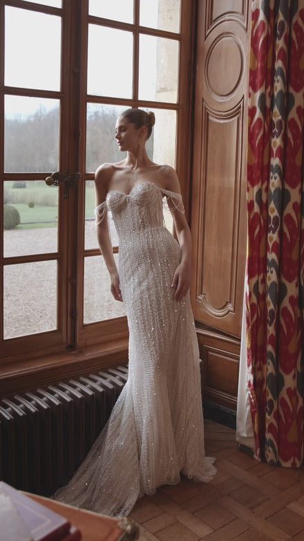 Video of the Filippa wedding dress in motion – mermaid silhouette with a sweetheart neckline and delicate off-the-shoulder straps.