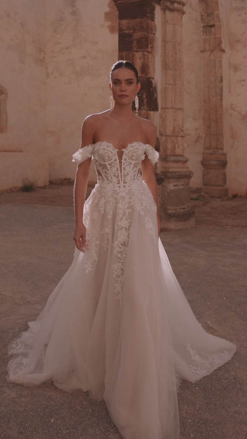 Video of the Ariella wedding dress by DAMA Couture.