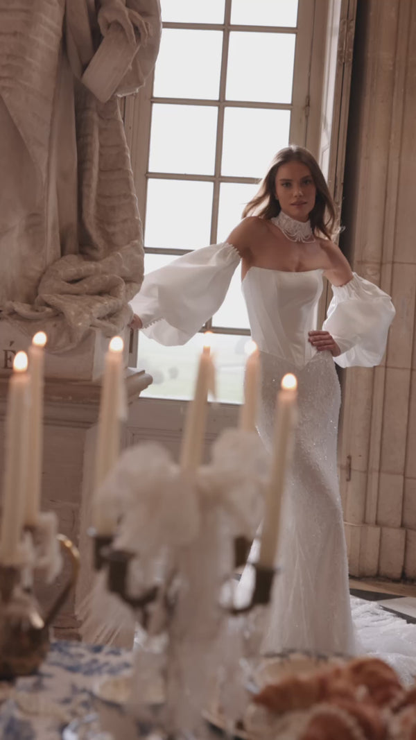 Video of the Anais wedding dress in motion – mermaid silhouette with a sculptural lace bodice and voluminous off-the-shoulder sleeves.