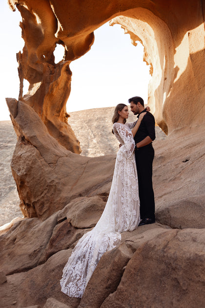 Suknia ślubna Dune z koronkowym gorsetem i rozkloszowanymi rękawami zachwyca bogactwem haftów i romantycznym stylem boho.