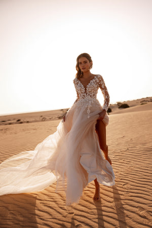 Farida to romantyczna suknia ślubna z przezroczystym gorsetem ozdobionym kwiatową koronką i zwiewną tiulową spódnicą.