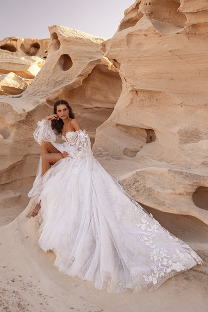 Zbliżenie na gorset sukni Huda ukazuje misterną koronkę, gorsetowe wiązania i trójwymiarowe kwiatowe zdobienia.