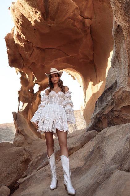 Suknia ślubna Jolena z bufkami z haftowanej bawełny i warstwową spódnicą to idealna propozycja dla panny młodej w stylu country boho.