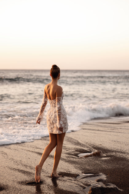 Suknia ślubna Kayla zachwyca koronkowym wzorem z trójwymiarowymi kwiatami i delikatnym gorsetem podkreślającym talię.