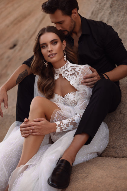 Suknia ślubna Oasis z długim trenem i koronkowym wykończeniem zachwyca lekkością tiulu i kobiecym wdziękiem.