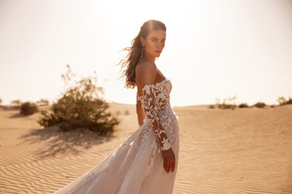 Suknia ślubna Tamara z gorsetem w serce i kwiatowymi aplikacjami łączy nowoczesny krój z klasyczną romantyką.