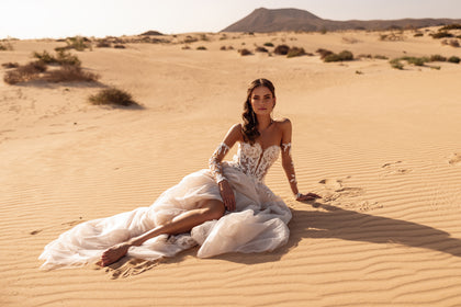 Suknia ślubna Tamara z tiulową nakładką ukazuje odważny, nowoczesny charakter stylizacji ślubnej.