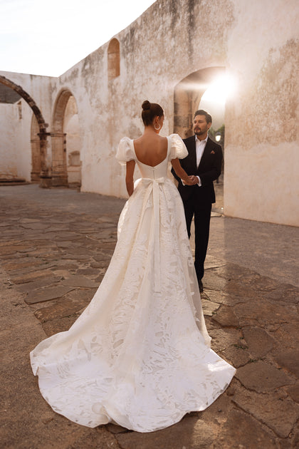 Suknia ślubna Vanilla z gładkim gorsetem i haftowanym tiulem na spódnicy zachwyca delikatnością i luksusowym wykończeniem.