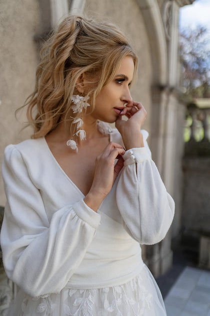 Klasyczny sweterek ślubny z dekoltem z przodu z długim, bufiastym rękawem i wiązaniem w talii z pracowni sukien ślubnych Dama Couture (zdjęcie przód)